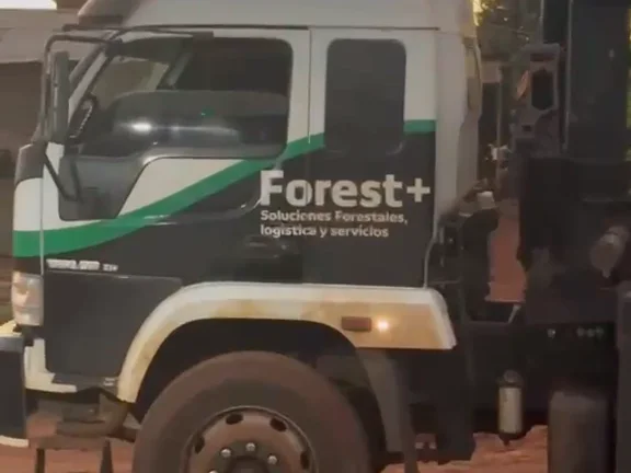 El camión grúa de Forest+ con el logo en la puerta