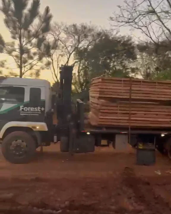 El camión de Forest+ cargado con los paquetes de paneles de una casa, en el patio de Capitán Miranda